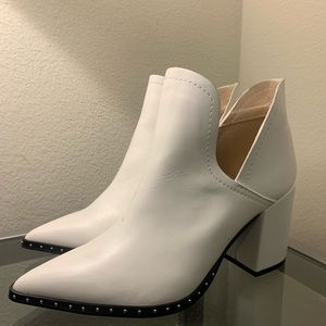 Trendy white pointed booties with studs